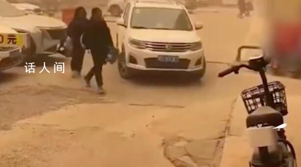 女子出行遇新疆14级大风 路边有车辆车门被吹坏