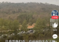 网友乘高铁看高速堵车 高速堵车第一辆车在干啥