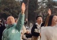 游客借位拍照与大佛击掌吸引了大量游客参与