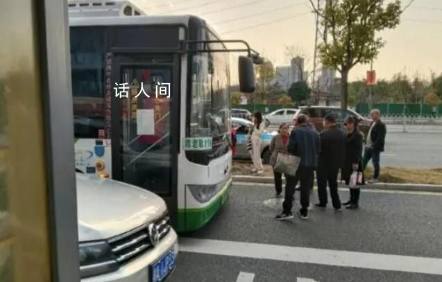 长沙一公交车不允许站立乘车 没有座位的乘客只能继续等待下一班车