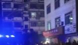 父亲将孩子从三楼扔下后也跳楼 现场有大量群众围观