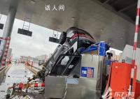 男子开车撞到高速收费岛 妻子死亡