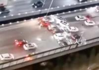西安冻雨致数十辆车相撞 30秒内多辆车因刹不住连环相撞