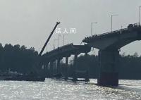 大桥事故现场有落水车被打捞出水 已在事发水域寻获2名落水人员