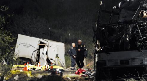 美国加州两车相撞事故致8死 皮卡车司机和面包车上7人当场死亡