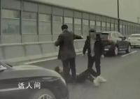 劝阻宾利司机施暴的是位律师 目前案件正在进一步办理中