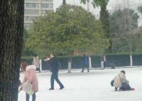 小伙江滩滑雪不慎掉入江中 水浅化险为夷