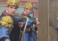 西安丢刀侍卫换新刀了 尼格买提春晚名场面复刻