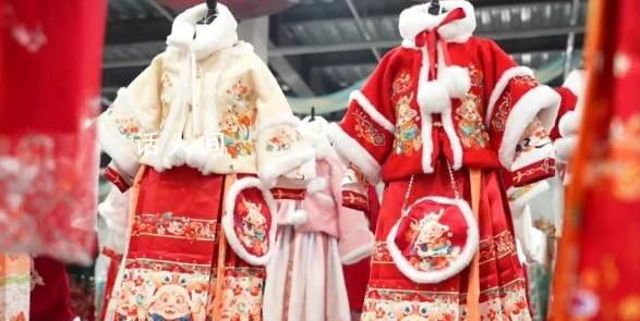 400名大学生回曹县小镇卖马面裙 销售额达到了惊人的3亿元