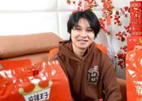 40米大刀突然具象化了 给2月29日出生的朋友庆祝4年一次的生日