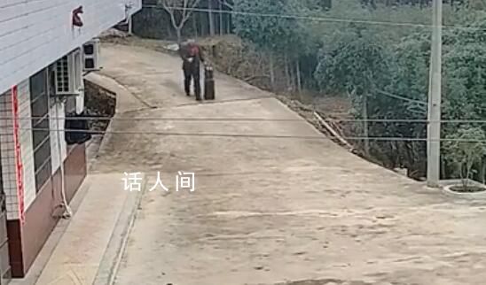 退伍军人独自归家 网友暖心留言