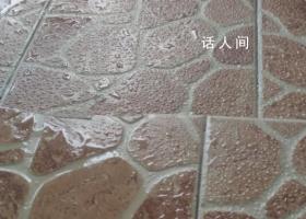 广东现在是一个巨大的水帘洞 房梁在滴水墙上在流水