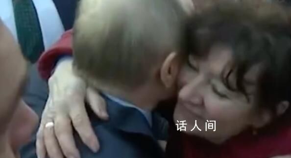 普京被俄罗斯老奶奶轮流亲吻 受到了当地支持者的热烈欢迎