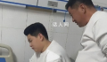 80后男子当爷爷目不转睛盯着孙女 爹和爷还穿着亲子装呢