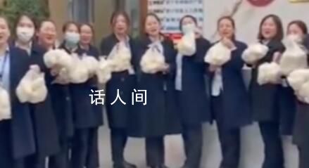 妇女节女员工1人发了1袋大馒头 没有玫瑰花的女神节一样可以浪漫