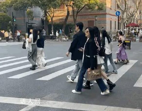 上海偶遇陆毅鲍蕾一家四口 网友：陆毅一家子不但腿精他的皮肤真的是超级好