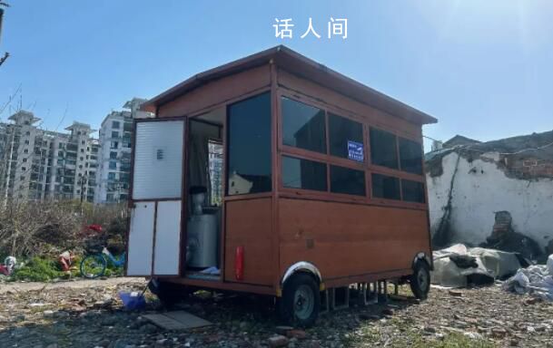 一批30岁青年不再租房 选择住公司住停车场