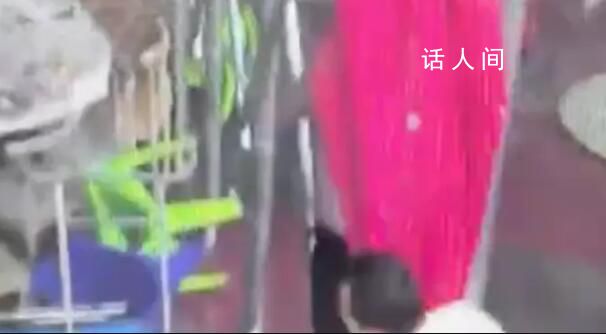 南昌突起强风 男子抱住大棚被吹飞