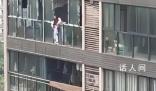 女子欲扔第二个孩子时被控制 目前女子已被警方带走