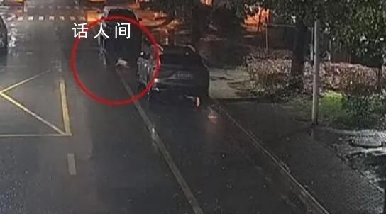 婴儿雨夜爬上马路被接力守护 直到找到家长