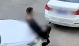 男子错把油门当刹车将路人撞上墙 