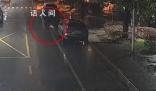 婴儿雨夜爬上马路被接力守护 直到找到家长