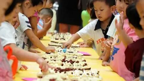 幼儿园小朋友烧火做饭 园方称：特色教学家长孩子们都喜欢
