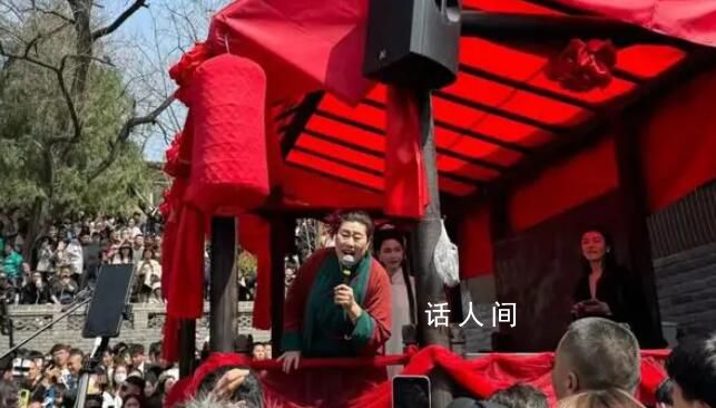 王婆的烦恼:现在上台心里有负担