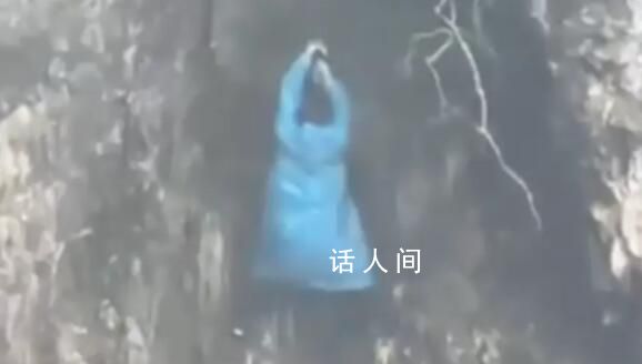 天门山清洁工用生命在捡垃圾 在悬崖峭壁上艰难捡垃圾