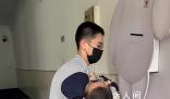 地震警报响起 男生抱同桌撤离