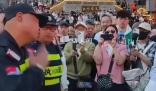 “王婆说媒”保安下跪向游客道歉 官方回应：已提醒景区加强管理